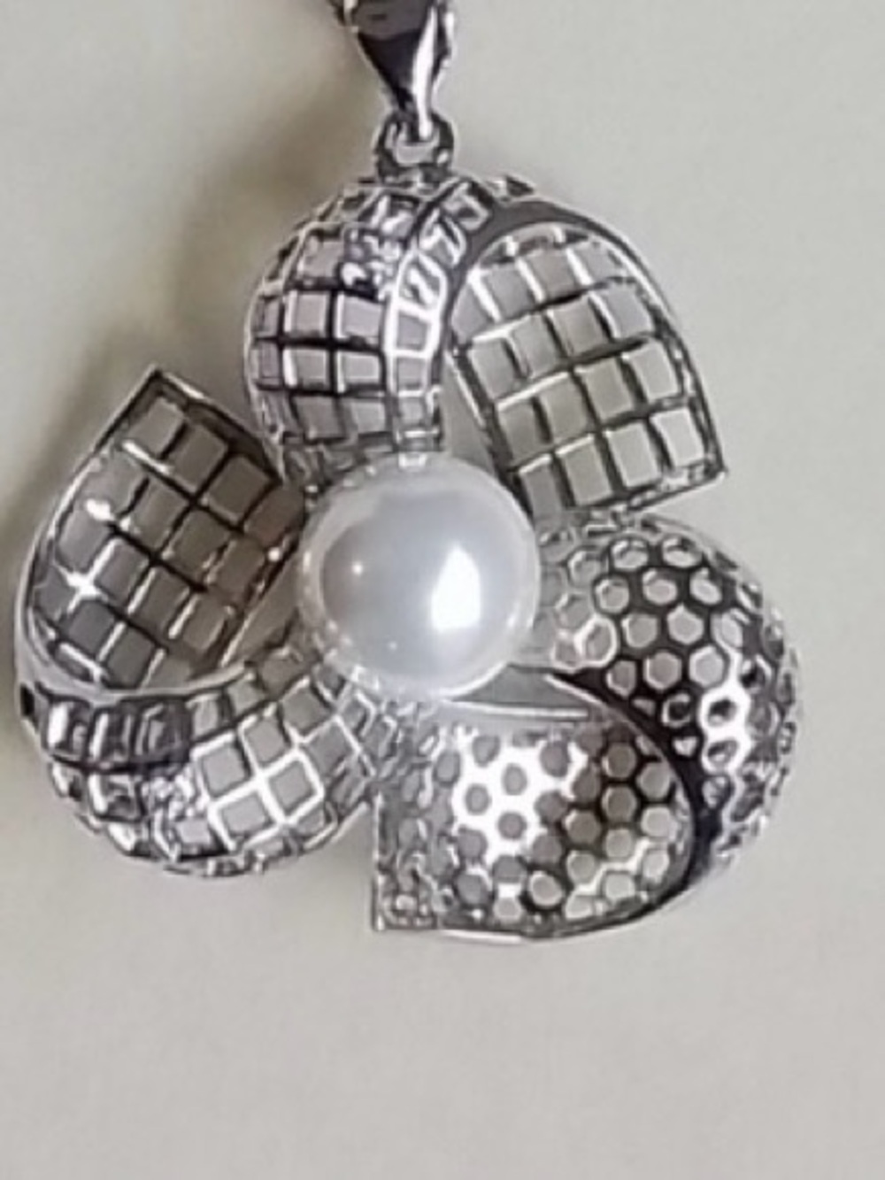 New White Gold Plated Floral Design Pendant w/Faux Pearl